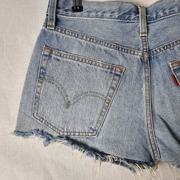 Levis Distressed Cutoff Shorts Size 26 - Picture 6 of 8